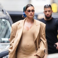 Hadir di pembukaan toko pop-up brand kecantikan miliknya, Rhode, Hailey mengenakan busana pas badan dari LaQuan Smith, memperlihatkan pusar yang menonjol karena kehamilan makin besar. Foto: GC Images/Gotham