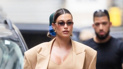 8 Gaya Nyentrik Hailey Bieber Pamer Perut Hamil