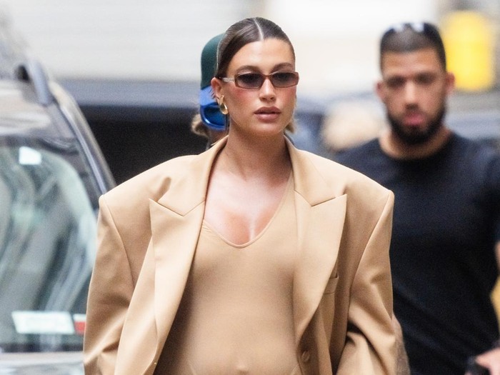 NEW YORK, NEW YORK - JUNE 23: Hailey Bieber is seen in Tribeca on June 23, 2024 in New York City. (Photo by Gotham/GC Images)