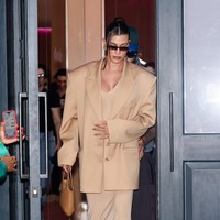 Sahabat Kendall Jenner ini memadukan gaun ketatnya dengan oversized blazer dari koleksi Magda Butrym. Foto: GC Images/Gotham