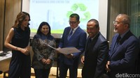 Komisaris OASA Cinta Laura Kiehl, Komisaris Carmelita Hartoto, Direktur Utama PT Maharaksa Biru Energi Tbk. (OASA) Bobby Gafur Umar, Komisaris Utama Hariyadi B Sukamdani, dan John Pieter Nazar berbincang saat rapat umum pemegang tahunan di Jakarta, Jumat (28/6/2024).  