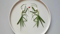 Susunan daun bawang ini terlihat persis belalang sembah alias cangcorang. Ada juga hiasan heart yang seperti dibuat dari saus. Foto: Min Kyungjin via Bored Panda