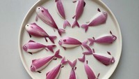 Bukan ikan sungguhan, di atas piring ini adalah bawang bombai merah yang dibuat menyerupai ikan. Setelahnya disusun dengan pola memutar. Foto: Min Kyungjin via Bored Panda
