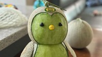 Kyungjin mengaku pernah merasa sayang memakan hasil karyanya. Apakah dia bisa makan melon bentuk penguin ini? Foto: Min Kyungjin via Bored Panda