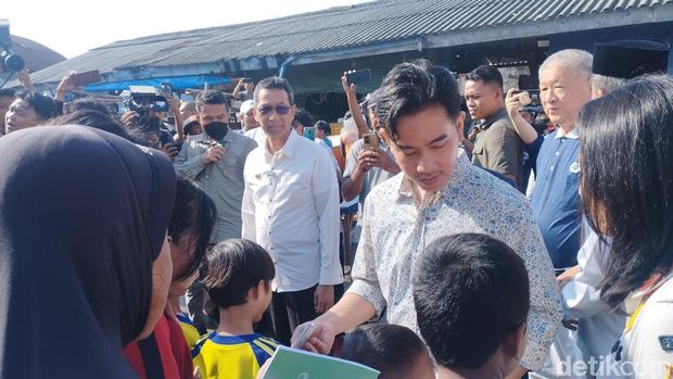 Gibran Rakabuming Raka menemani Heru Budi Hartono meninjau proyek Kali Semongol Jakbar serta berkunjung ke Kelurahan Kamal Muara Jakut (Belia/detikcom)