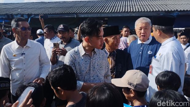 Gibran Rakabuming Raka menemani Heru Budi Hartono meninjau proyek Kali Semongol Jakbar dan berkunjung ke Kelurahan Kamal Muara Jakut (Belia/detikcom)