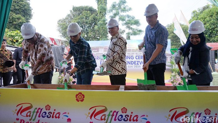 Gubernur Bengkulu, Rohidin Mersyah saat melakukan groundbreaking Rafflesia Randezvous