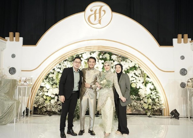 Dalam unggahan yang dibaagikan oleh MC acara, @valentfun, terlihat Gilga dan Happy yang kompak mengenakan busana berwarna sage untuk acara lamaran mereka. Foto: Instagram/@valentfun