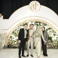 Dalam unggahan yang dibaagikan oleh MC acara, @valentfun, terlihat Gilga dan Happy yang kompak mengenakan busana berwarna sage untuk acara lamaran mereka. Foto: Instagram/@valentfun