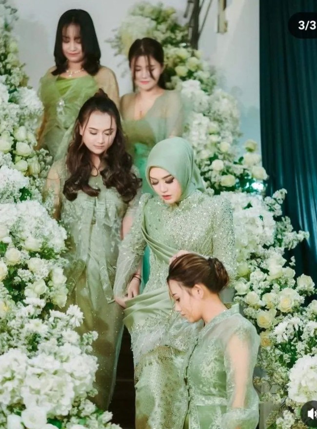 Happy Asmara tampil cantik dan anggun mengenakan hijab sage, senada dengan pakaian yang dikenakannya. Foto: Instagram/@mygilgasahid_squad
