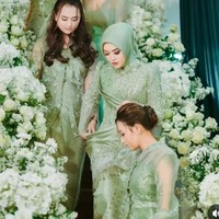 Happy Asmara tampil cantik dan anggun mengenakan hijab sage, senada dengan pakaian yang dikenakannya. Foto: Instagram/@mygilgasahid_squad