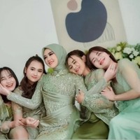 Happy Asmara juga tampak berpose bersama keempat bridesmaidnya. Keempat bridesmaid tersebut tampil kompak mengenakan pakaian berwarna senada dengan Happy. Foto: Instagram/@mygilgasahid_squad