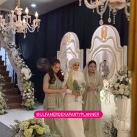 Sementara untuk ijab kabul, Happy Asmara memilih mengenakan gaun putih panjang lengkap dengan hijab dan roncean melati. Foto: Instagram/@valentfun