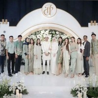 Melihat dari dekorasinya, tampaknya acara lamaran dan pernikahan Gilga dan Happy digelar di hari dan lokasi yang sama. Keduanya pun tampak berpose bersama para tamu undangan yang hadir. Foto: Instagram/@mygilgasahid_squad