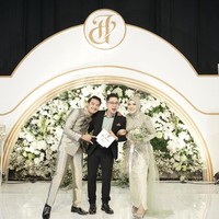 Foto-foto lamaran hingga pernikahan Happy Asmara dan Gilga Sahid belakangan banyak beredar di media sosial. Kabarnya Gilga dan Happy sudah resmi menikah pada 22 Juni 2024. Foto: Instagram/@valentfun