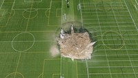 Pejabat setempat mengatakan lapangan tersebut dibangun di atas tambang bawah tanah, yang mungkin menyebabkan keruntuhan.  