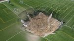 Heboh Lubang Raksasa Telan Sebagian Lapangan Sepakbola di Illinois