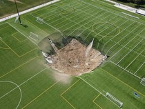 Heboh Lubang Raksasa Telan Sebagian Lapangan Sepakbola di Illinois