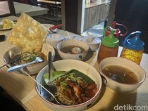 Nikmat Kuah Kaldu Bakso Kampung di Waroeng Surabi