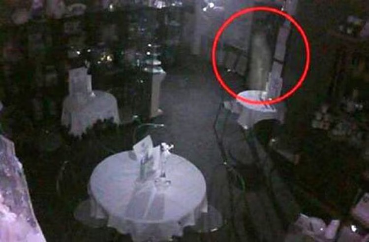 Hii! Penampakan Hantu Terekam Kamera, Slide Terakhir Paling Ngeri