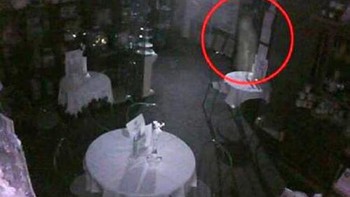 Pemilik ruang teh ini, Dan Clifford, mengambil foto ini pada tahun 2010 dan inilah yang dia temukan setelah melihat rekaman keamanan. Foto: Mirror