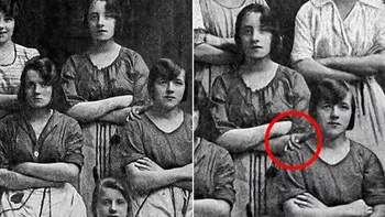 Penampaklan hantu yang tersembunyi dalam jepretan seram Irlandia ini pasti akan membuat ketakutan. Diambil lebih dari 100 tahun yang lalu, para ahli mencoba menjelaskan tangan sebagai tipuan cahaya atau kerutan pada kemeja. Tapi tidak ada ide yang berhasil. Foto: Mirror