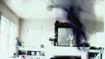 Gambar ini menunjukkan kabut hitam menakutkan yang melayang di dekat langit-langit. Foto: Mirror