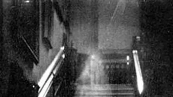 Brown Lady of Raynham Hall adalah salah satu gambar paling terkenal yang diduga sebagai hantu. Rumornya Lady Dorothy Walpole menghantui Raynham Hall di Norfolk. Rumah pedesaan yang dibangun 400 tahun yang lalu. Klaimnya adalah bahwa rumah tersebut memiliki beberapa penghuni hantu tetapi para skeptis percaya bahwa gambar tersebut dipalsukan dengan minyak pada lensanya. Foto: Mirror