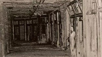 Gambar ini diambil di sebuah rumah sakit tuberkulosis yang ditinggalkan di Louisville, Kentucky pada tahun 2006. Seperti yang dapat Anda bayangkan, pada masa kejayaannya, rumah sakit ini mengalami banyak sekali penyakit dan kematian - membuat banyak orang percaya akan kemungkinan bahwa rumah sakit tersebut berhantu. Foto: Mirror