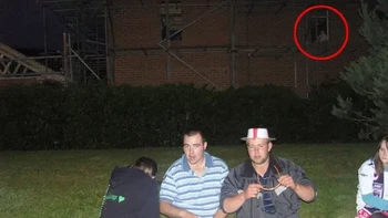 Gambar hantu wanita dan bayi terlihat mengintip dari jendela perumahan di Shropshire. Kelompok tersebut sedang nongkrong setelah pertandingan Piala Dunia dan ketika mereka mencari sosok aneh tersebut, tidak ada apa-apa di sana. Foto: Mirror