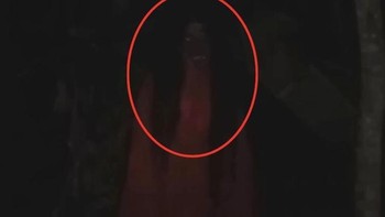 Bukan hanya berpakaian putih, ada pula kuntilanak merah. Apakah detikers percaya dengan adanya hantu Teh Kunti ini? (Foto: YouTube @Beda Alam Official)