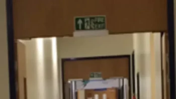 Sosok hantu ini terlihat di dekat bangsal anak-anak di Rumah Sakit Umum Leeds oleh pekerja rumah sakit Andrew Milburn. Ada beberapa cerita tentang suara langkah kaki di koridor tanpa ada orang di sekitarnya, tetapi tidak ada yang tertangkap kamera. Foto: Mirror