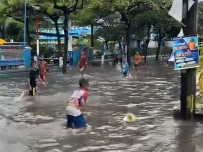 Jatiasih Bekasi Berubah Bak Venesia Akibat Banjir yang Menggenangi Jalanan