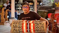 Seniman karawitan lainnya adalah I Gede Arya Swastika atau Arya Hung. Ia gandrung menggali dan merekonstruksi gending-gending klasik agar dapat dinikmati masyarakat di era kini.Arya mencetak regenerasi penabuh-penabuh muda melalui Sanggar Hung Bali di Denpasar. Seniman yang sudah belajar memainkan gamelan Bali sejak kelas 5 SD itu kini memiliki anak didik sebanyak 40 orang. Sanggar Hung Bali merupakan salah satu dari ribuan sanggar seni yang ada di Pulau Dewata. Menurut data dari Dinas Kebudayaan Provinsi Bali, jumlah sanggar/komunitas seni atau sekaa di Pulau Seribu Pura pada 2023 mencapai 12.386 kelompok. (Foto: Dok. Pribadi Arya Hung)