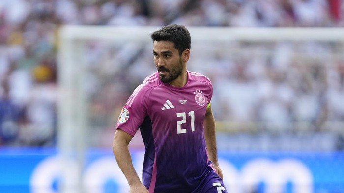 Germanys Ilkay Gundogan looks to pass the ball during a Group A match between Germany and Hungary at the Euro 2024 soccer tournament in Stuttgart, Germany, Wednesday, June 19, 2024. (AP Photo/Darko Vojinovic)