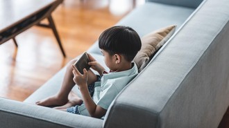Kenapa Anak Tantrum saat Gadget Diambil? Ternyata Ini yang Terjadi di Otaknya