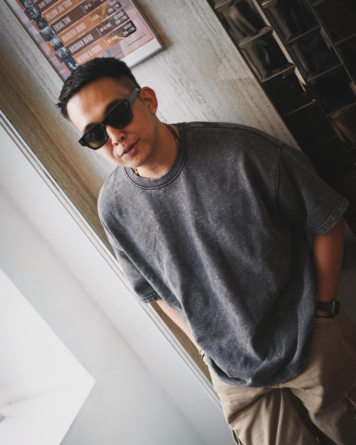 Indra Sinaga Indra Sinaga rilis lagu Bersabarlah sebagai tanpa keseriusan bersolo.