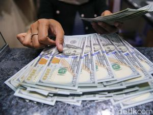 Rupiah Babak Belur, Bank Mulai Jual Dolar AS Rp 16.800