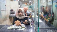Dia mencatat sejak awal tahun hingga sekarang ada capital outflow senilai Rp 42,37 triliun di pasar SBN dan Rp 6,14 triliun di pasar saham.