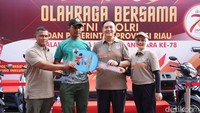 Foto: Iqbal menyebut olahraga bersama jajaran TNI-Polri dan pemerintah setempat adalah salah satu rangkaian Hari Bhayangkara di Riau. Untuk memeriahkan, berbagai hadiah telah disediakan mulai dari televisi, kulkas hingga sepeda motor. Saya berharap kegiatan ini dapat memupuk kerjasama yang semakin erat dan solid bagi TNI-Polri. Khususnya untuk menjaga situasi aman dan tertib di masyarakat, kata Iqbal. (Raja Adil Siregar/detikSumut)