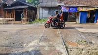 Warga mengendarai sepeda motor melintas di jalur kereta api non aktif Rangkasbitung-Labuan yang telah dijadikan jalan setapak di Pandeglang, Banten, Jumat (28/6/2024).