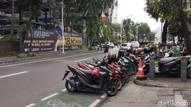 Jalur sepeda di Jalan Senopati, Jakarta Selatan digunakan untuk parkir liar. Terlihat mobil hingga motor parkir di atas jalur sepeda (Fawdi/detikcom)