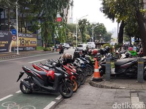 Dishub Jelaskan Alasan Kendaraan Parkir di Jalur Sepeda Senopati Jaksel