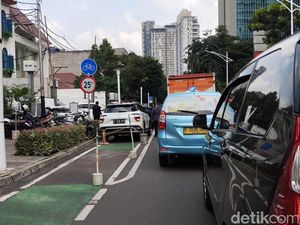 Dishub Jaksel Tertibkan Parkir Liar di Jalur Sepeda Senopati Pekan Depan