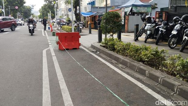 Jalur sepeda di Jalan Senopati, Jakarta Selatan digunakan untuk parkir liar. Terlihat mobil hingga motor parkir di atas jalur sepeda (Fawdi/detikcom)