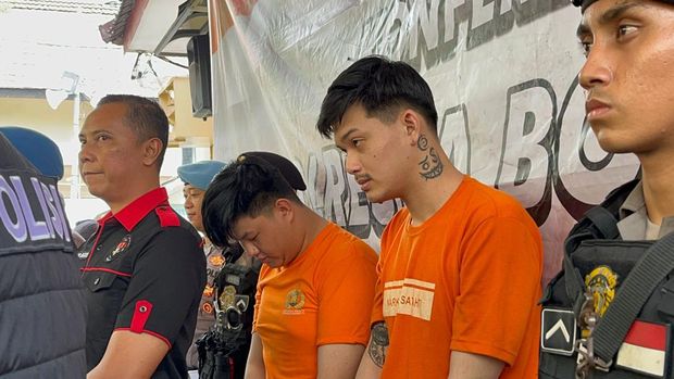 Kakak dan adik tersangka perekrut situs judi online (Rizky/detikcom)