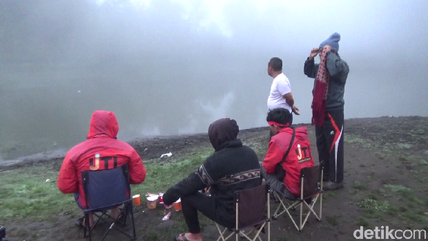 Kamping di tepi danau Ranupani lereng Gunung Semeru