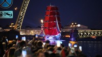 Atraksi kapal kuno bernama Scarlet Sails ini untuk menghormati lulusan sekolah menengah di Rusia.    