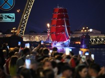 Kapal Merah Kembali Berlayar untuk Pesta Kelulusan Sekolah di Rusia