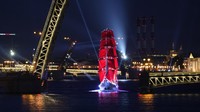 Kapal Merah mengapung di Sungai Neva selama latihan untuk perayaan Layar Merah di St. Petersburg, Rusia, Jumat (28/6/2024).  